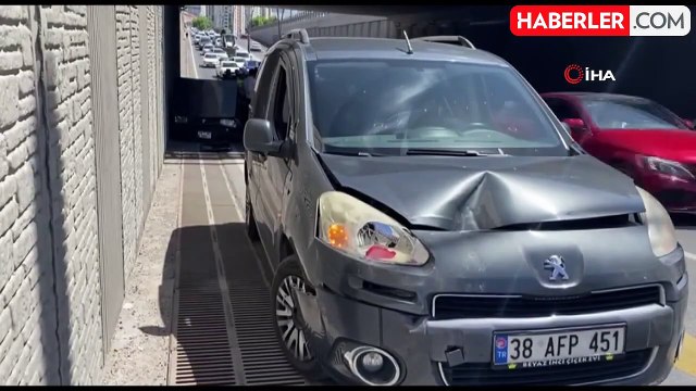 Kayseri'de Tofaş ile hafif ticari araç çarpıştı: Sürücü ve yolcu burunları bile kanamadan kurtuldu