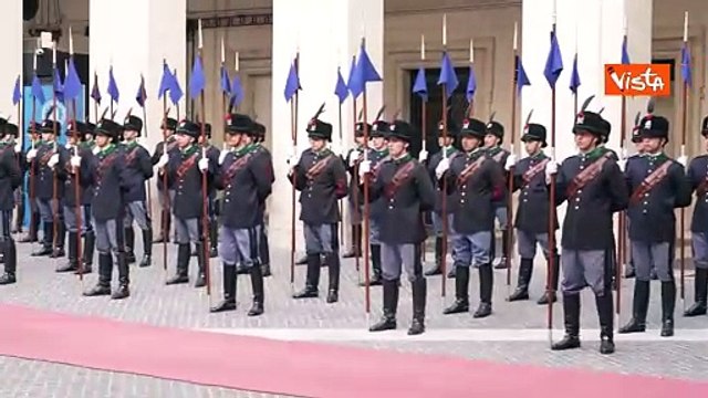 Meloni riceve Orban a Palazzo Chigi, il premier ungherese accolto con gli onori militari
