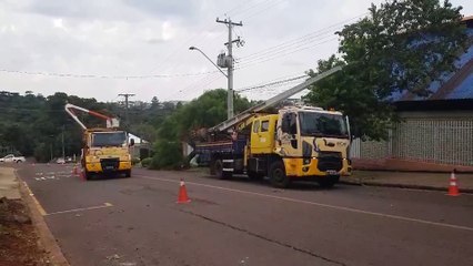 Poste danificado em acidente na Região do Lago é substituído