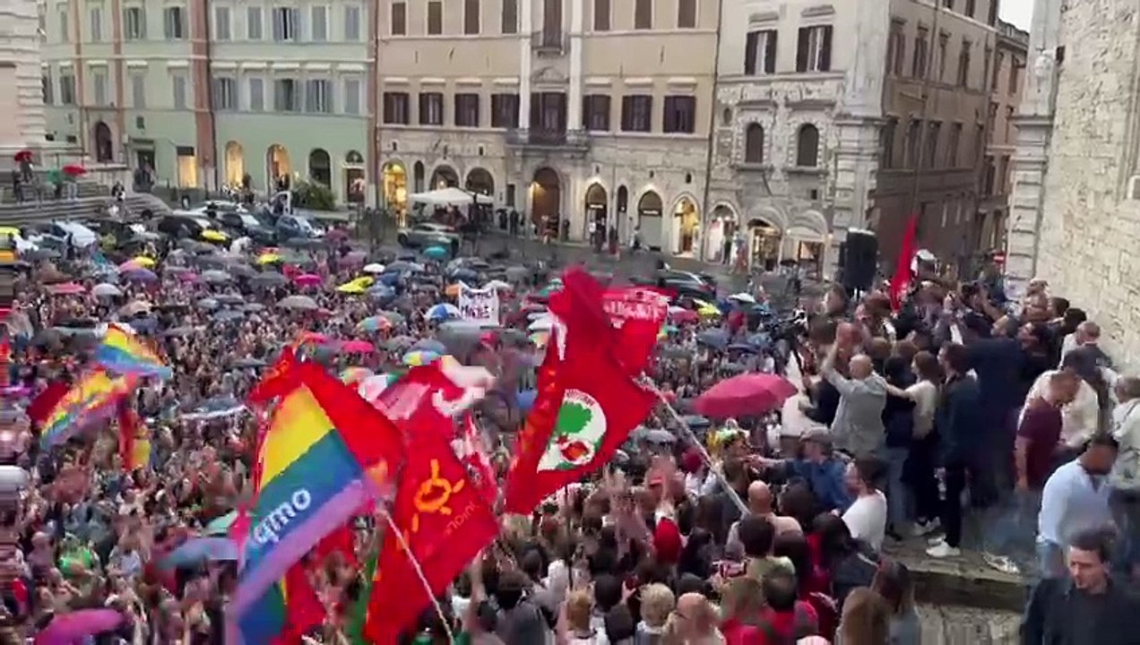 Perugia, la festa in piazza sotto la pioggia per Vittoria Ferdinandi