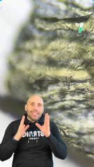 Sauras-tu deviner ce qu'on te montre au microscope ?  Indice : c'est une substance du corps humain, dis-nous ce que tu penses que c'est dans les commentaires !