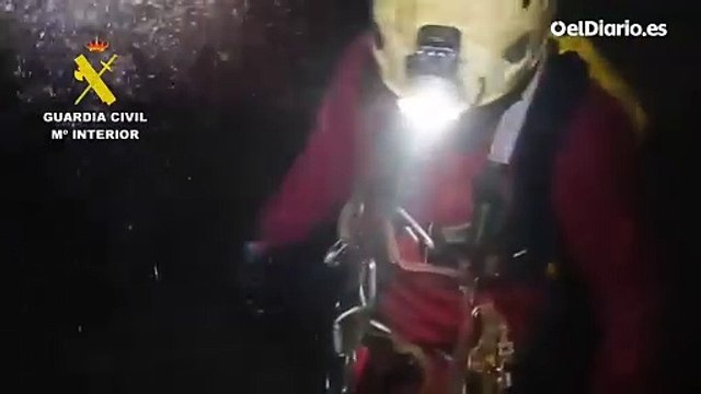 Efectivos de los equipos de rescate durante su búsqueda de los espeleólogos de la cueva de Soba que fueron hallados ilesos