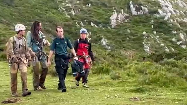 En portada | Rescatados los dos espeleólogos atrapados en una cueva de Cantabria: salen, ilesos, por su propio pie