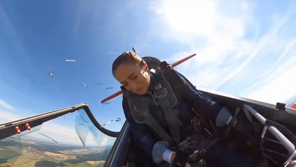 Kadın pilot, havada kanopisi açılan uçağı  güvenle indirmeyi başardı