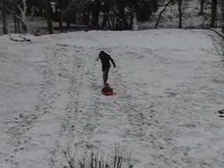Lucas fait de la luge
