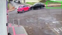 Câmera de monitoramento registra acidente entre Audi e Civic na Rua Manaus