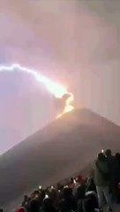 La foudre frappe un volcan au Guatemala et c'est juste magnifique