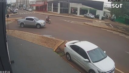 Motociclista é atigido por caminhonete na Rua Paraná no Centro de Cascavel