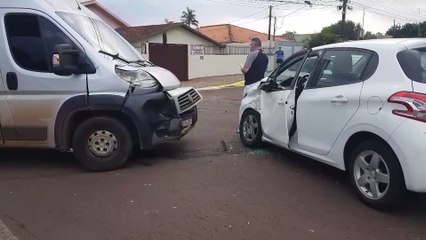 Van e Peugeot se envolvem em acidente no Parque São Paulo