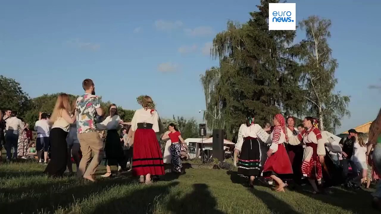 Malgré la guerre, les Ukrainiens célèbrent le solstice d'été