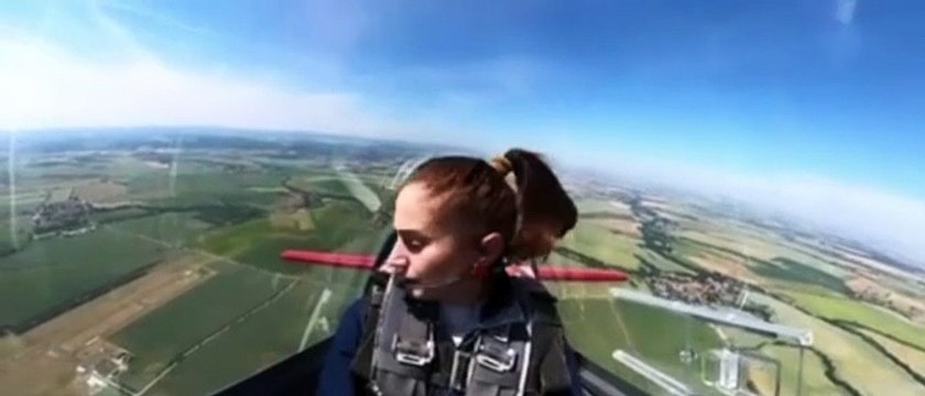 Vídeo mostra piloto em pouso de emergência após 'cabine' abrir durante voo
