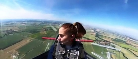 Vídeo mostra piloto em pouso de emergência após 'cabine' abrir durante voo