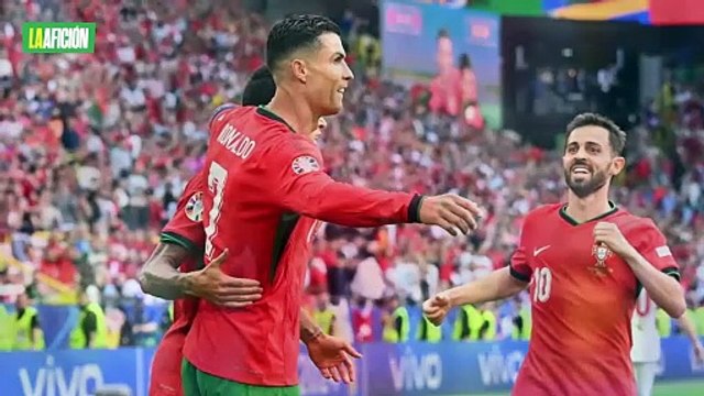 Guardia golpea a Gonçalo Ramos al intentar atrapar a un espontáneo tras juego de Portugal