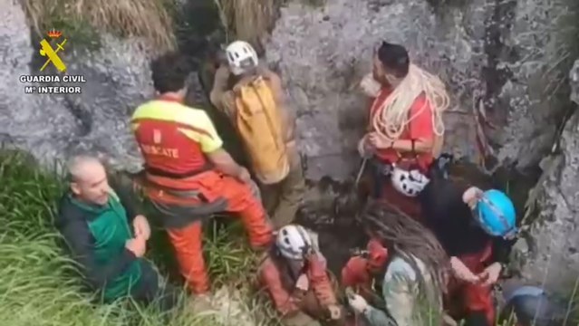 Rescate a los dos espeleólogos de Castilla y León de la cueva de Cantabria