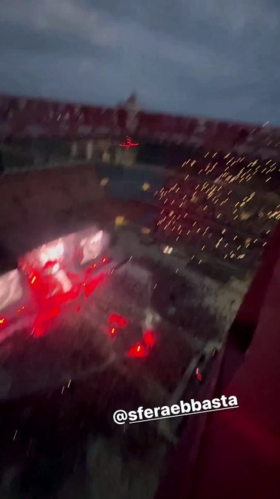 Si arrampica in cima allo stadio di San Siro durante il concerto di Sfera Ebbasta e pubblica il video online