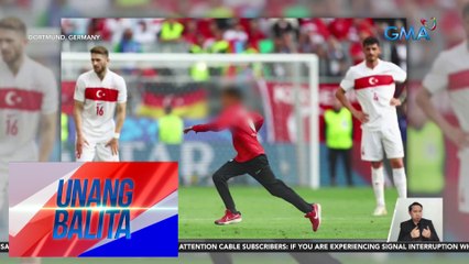 Cristiano Ronaldo, nilusob ng ilang fans na gustong makapagpa-picture sa gitna ng match | Unang Balita