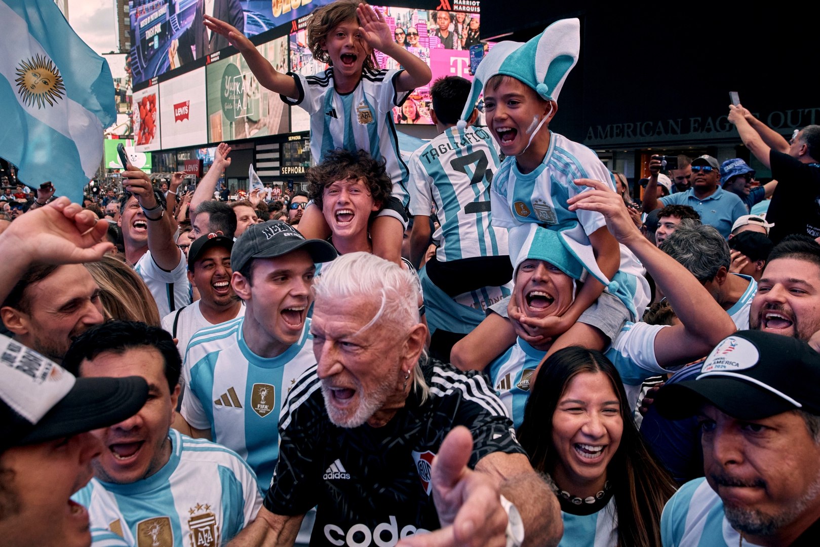 Times Square se pinta de los colores de Argentina por el cumpleaos de Lionel Messi