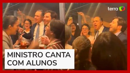 Barroso canta 'Evidências', de Chitãozinho e Xororó, com estudantes no Reino Unido; veja vídeo