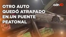 Automovilista intenta cruzar puente peatonal en Periférico, queda atrapado