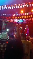 Prefeito de cidade baiana é vaiado após interromper show de cantor no São João