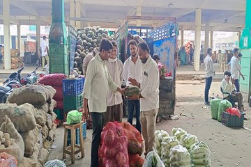 Muhana Mandi : सब्जियां हो रही महंगी, दाम आसमान पर, आमजन परेशान