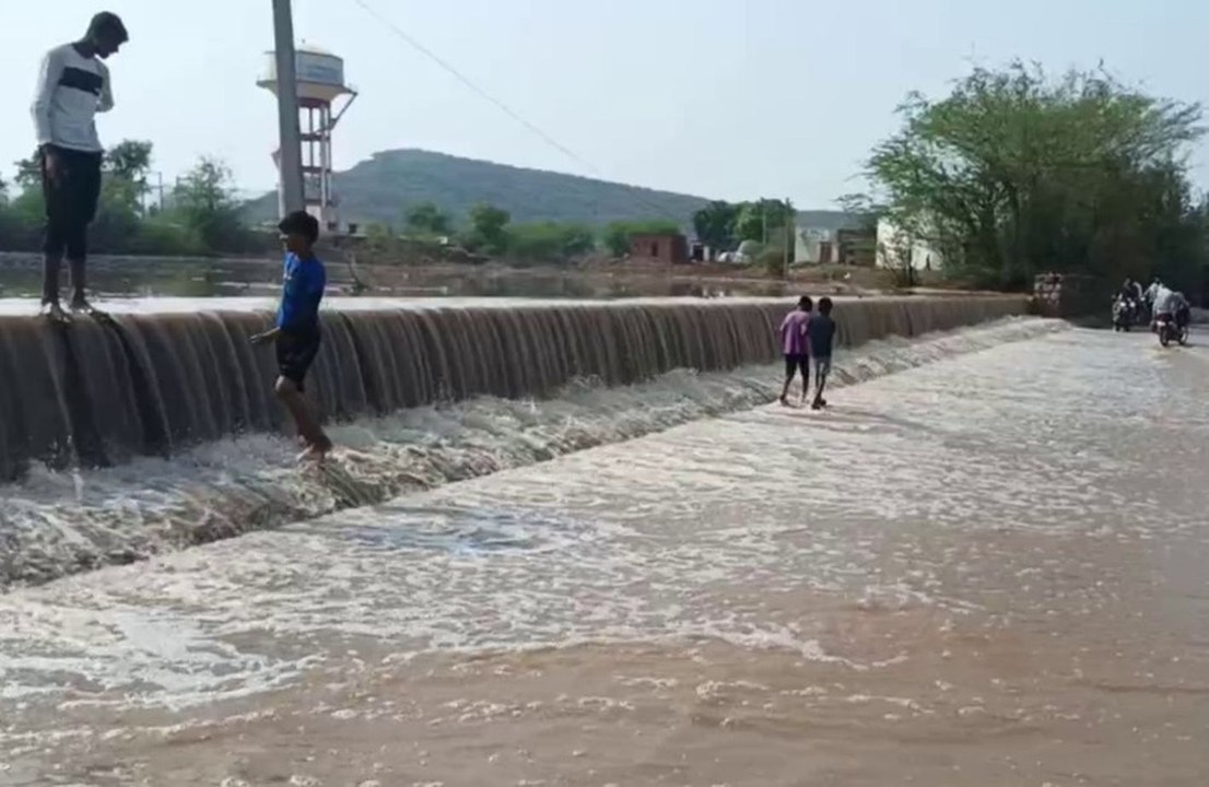 Video : बरसात से एनिकट पर चली चादर, स्टेट हाईवे पर आवागमन बाधित