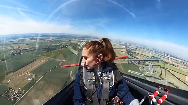Experiência angustiante . Tejadilho de avião abre-se em pleno voo