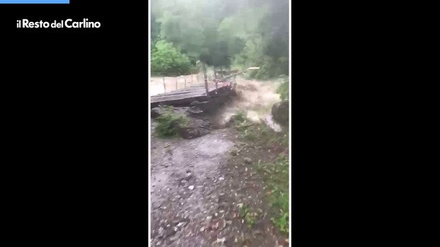 Ponte trascinato via dalla piena del torrente: il video