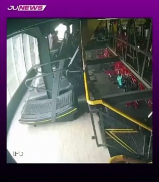 Indonesia, scivola dal tapis roulant e cade dalla finestra