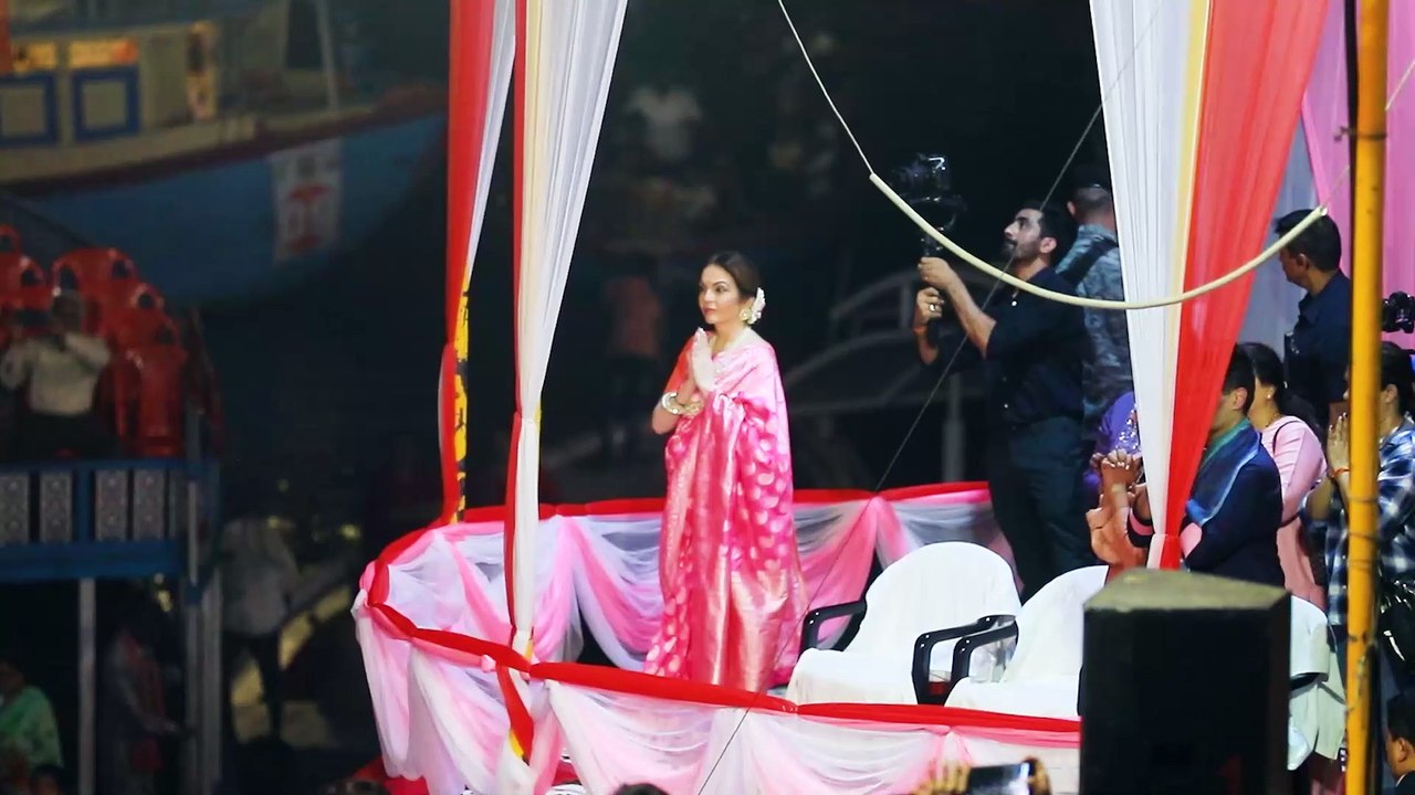सनातनी नीता मुकेश अंबानी ने गंगा माँ की आरती में पाया अलौकिक अनुभव, जयकारों से गूंज उठा पूरा घाट #KasiViswanathan #Varanasi #RelianceFoundation #AnantRadhikaWedding #KashiVishwanathTemple #HarHarMahadev