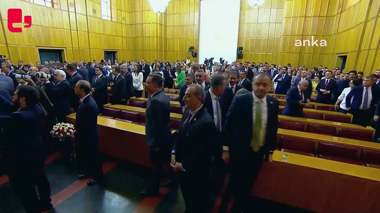 Bahçeli'nin grup toplantısı öncesi ve sonrasındaki görüntüleri: 'Tutunun efendim, yavaş yavaş...'