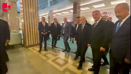 Bahçeli'nin grup toplantısı öncesi ve sonrasındaki görüntüleri: 'Tutunun efendim, yavaş yavaş...'