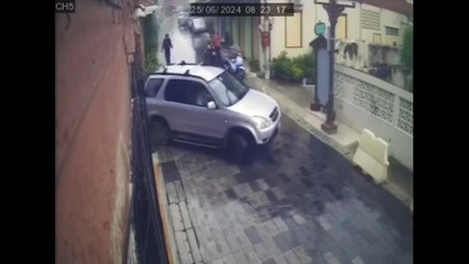 นาทีลุ้นตัวโก่ง ฝนตกถนนลื่น วันเดียวไถล 4 คันรวด หวิดเหตุสลดกลางชุมชน