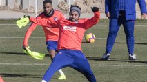 Diego Costa y Savic, con el grupo en el entrenamiento