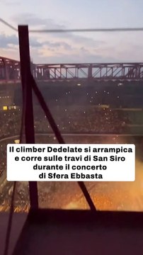 Il climber Dedelate si arrampica e corre sulle travi di San Siro durante il concerto di Sfera Ebbasta