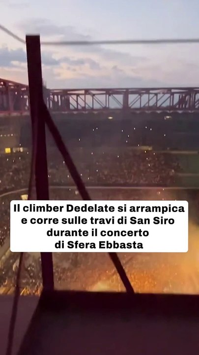 Il climber Dedelate si arrampica e corre sulle travi di San Siro durante il concerto di Sfera Ebbasta