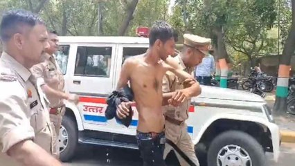 ग्रेटर नोएडा में पेट्रोल की बोतल लेकर युवक पहुंचा कलेक्ट्रेट,पुलिस ने युवक को आत्मदाह करने से रोका ,जानिए पूरा मामला