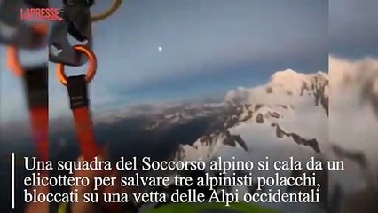 下载视频: Alpinisti polacchi bloccati a 4mila metri sul Monte Bianco: il video del vertiginoso salvataggio in elicottero