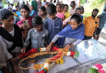 VIDEO: जहरीली शराब से अपने माता-पिता को खोने वाले तीन बच्चों ने किया उनका अंतिम संस्कार