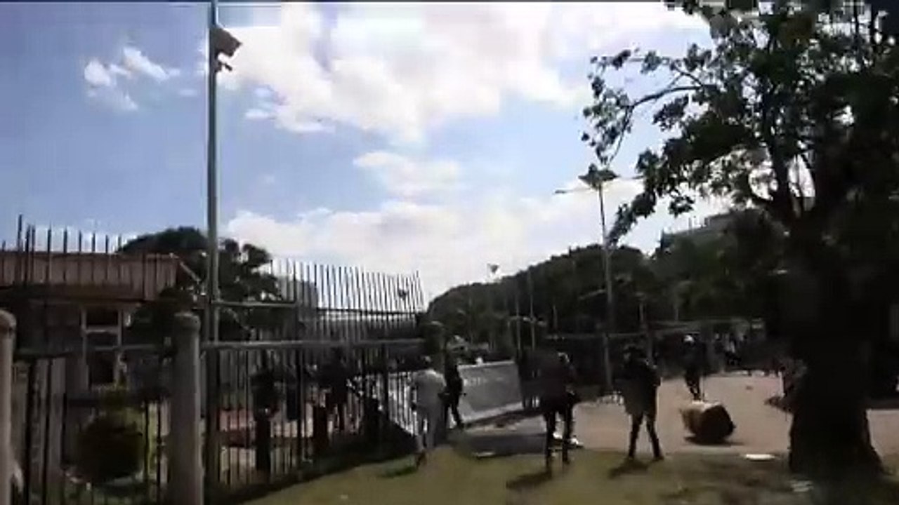 Kenia: Demonstranten stürmen Parlamentsgelände