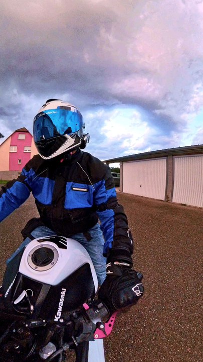 Rentrer d'une bonne balade avec un bon son dans le casque #er6f #basrhin #kawasaki #motarde #hautrhin #moto #motard #colmar #alsace #selestat