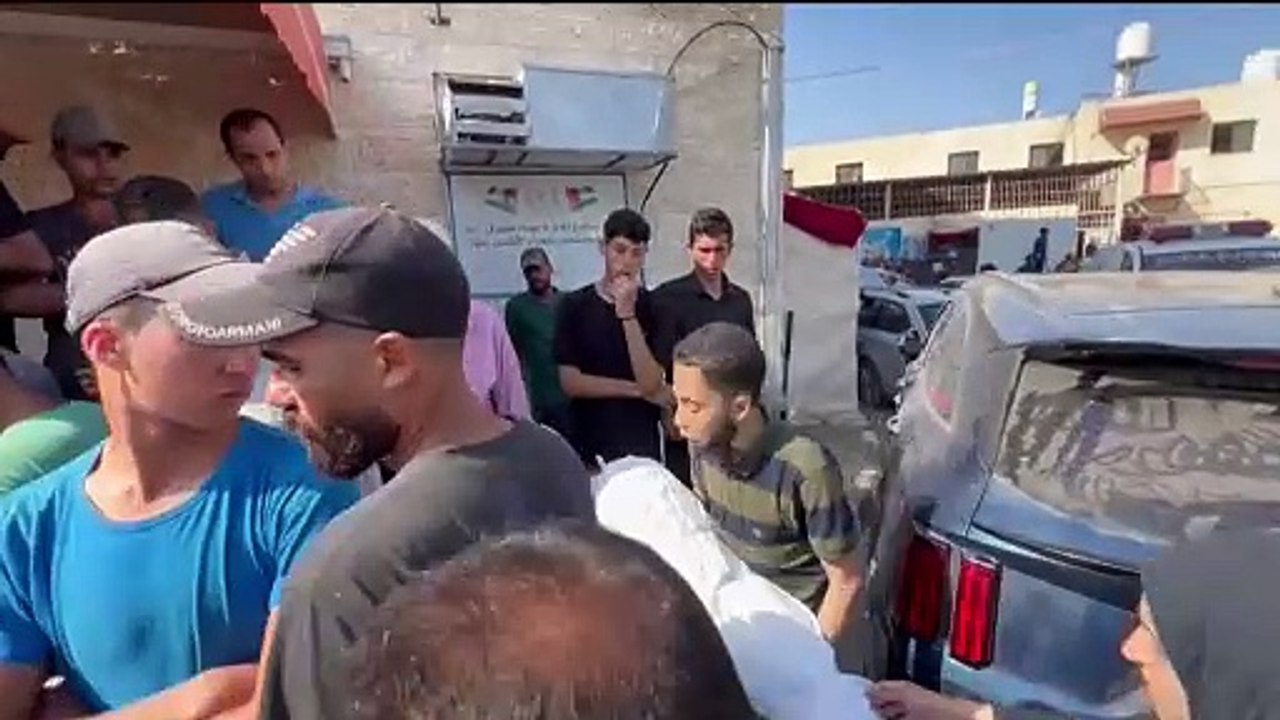 فلسطينيون يشيعون أحباءهم الذين قتلوا في القصف الإسرائيلي على غزة