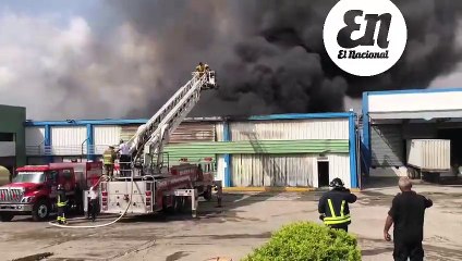 Nave industrial arde en Autopista Duarte: no hay heridos