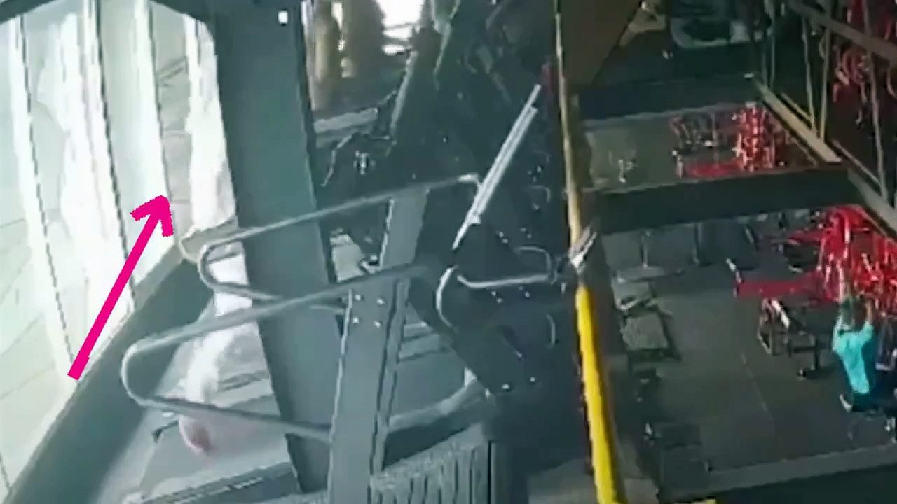 Une femme court sur un tapis de course à la salle de sport, elle tombe du 3ᵉ étage