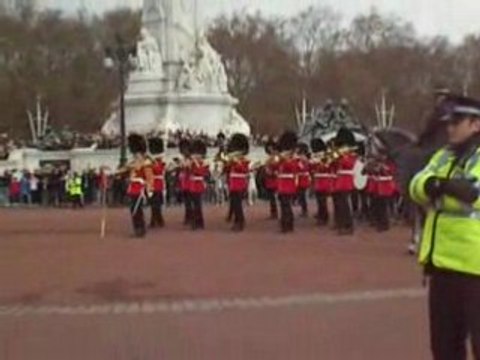 Relève de la garde à Buckigam Palace - Londres