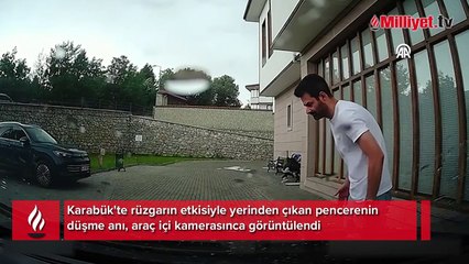 Rüzgar nedeniyle yerinden çıkan pencerenin düşme anı araç kamerasında