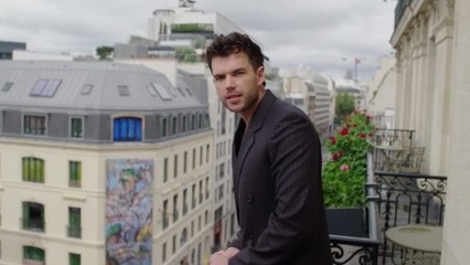 Luke Newton Dazzles as ’90s Heartthrob at Loewe Show 🌟