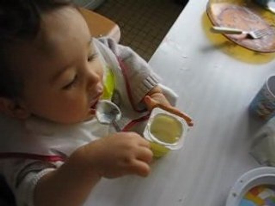 Lucas mange seul avec la cuillère