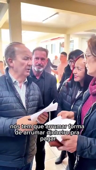 VÍDEO: Governador de Santa Catarina bate-boca com professores durante entrega em escola