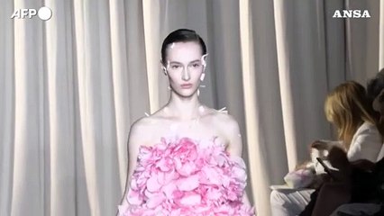 Parigi, il romanticismo orientale di Giambattista Valli alla Fashion Week